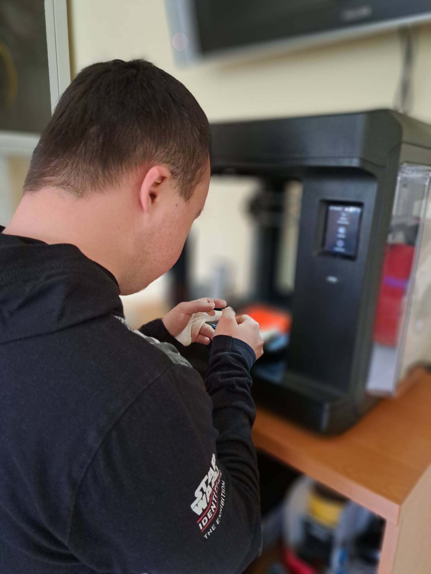 Krystian podczas obsługi drukarki 3D