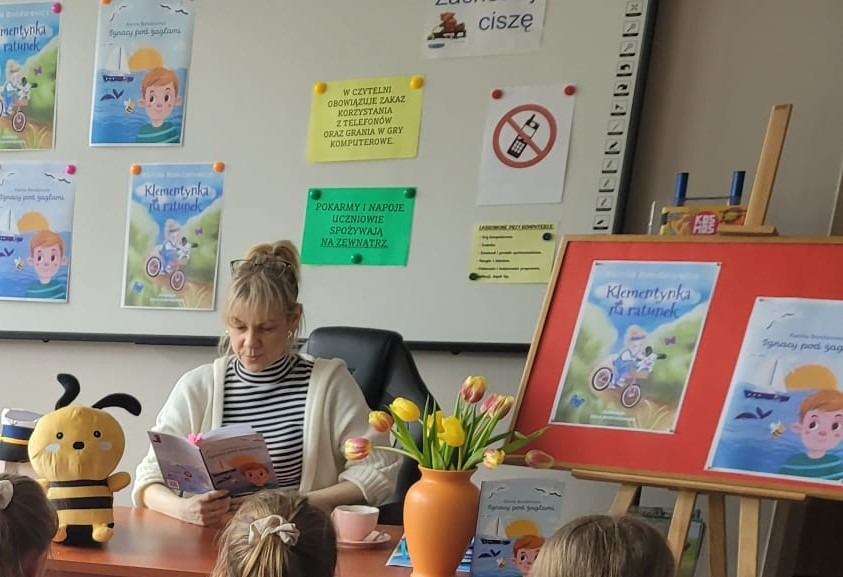 Na zdjęciu widzimy autorkę opowiadań dla dzieci, panią Kamilę Bondarowicz, która czyta fragmenty swojej książki Ignacy pod żaglami