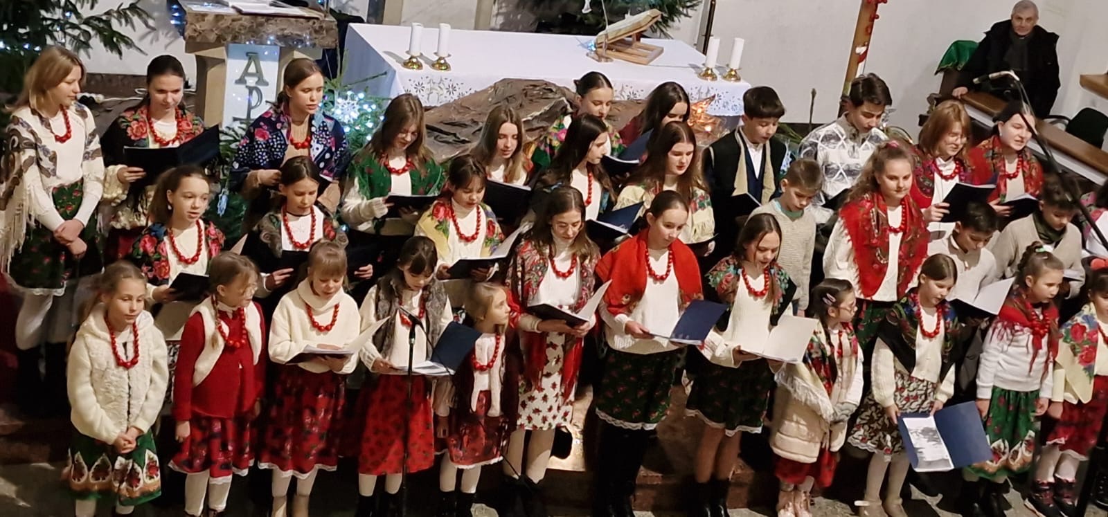 Koncert kolęd i pastorałek w wykonaniu chóru szkolnego "Libro di muzica" orazuczniów klas 4-7. - Obrazek 3