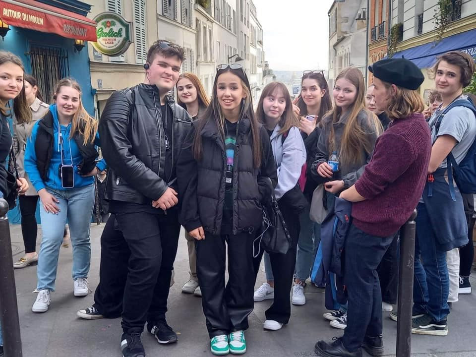Uczniowie w drodze na Montmartre