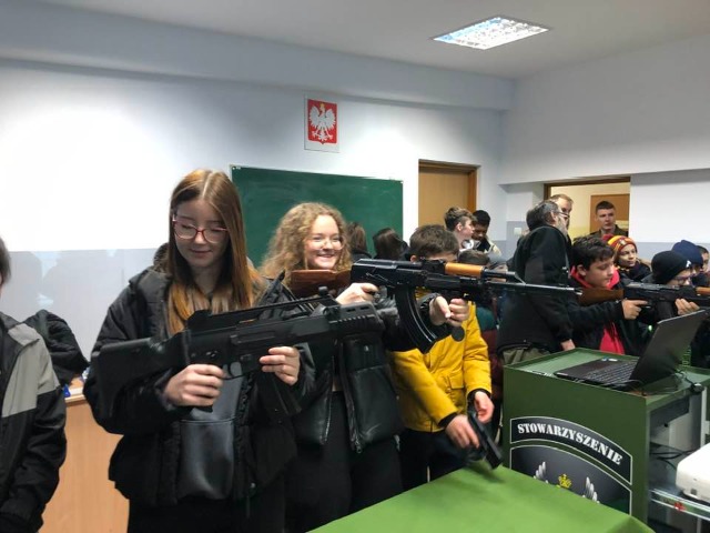 Uczniowie klasy 8 próbują swoich sił w strzelaniu na  nowootwartej strzelnicy multimedialnej ZSEiT.