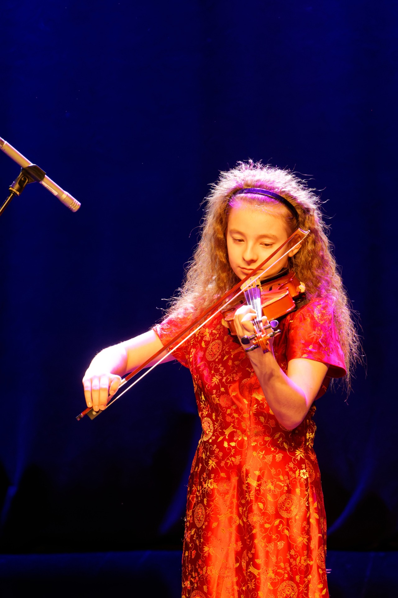 Dziewczynka gra na skrzypcach  na scenie Pyrzyckiego Domu Kultury podczas 2 Pyrzyckiego Konkursu Talentów.