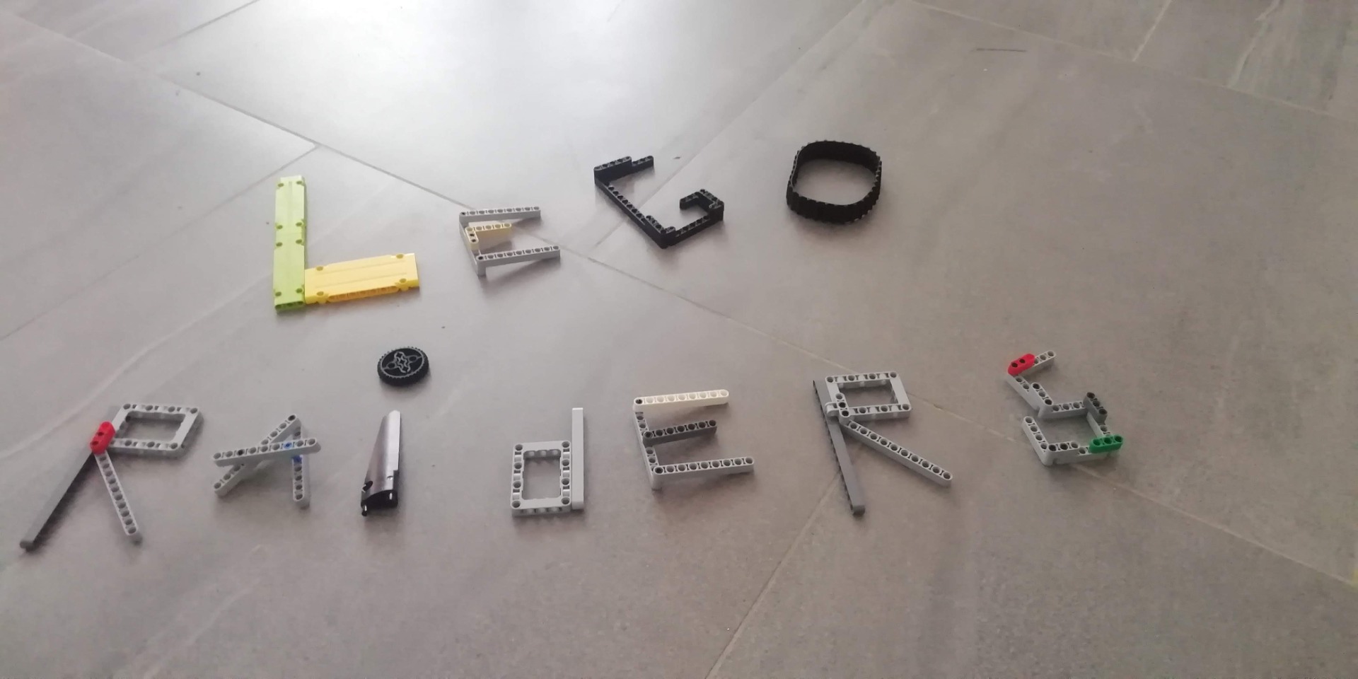 Napis LEGO RAIDERS ułożony z klocków