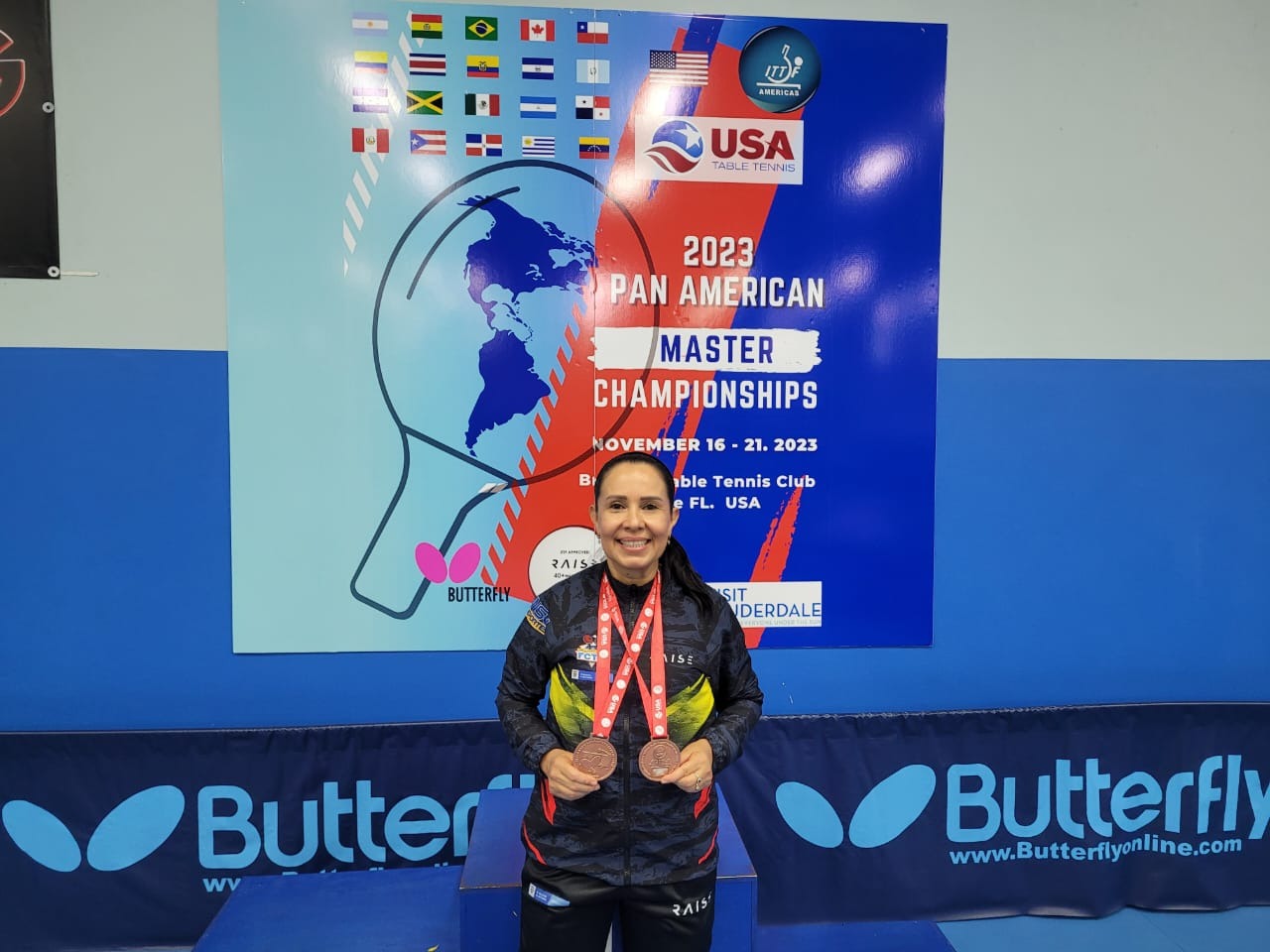 Profesora Mariela Díaz doble medallista de bronce en el Campeonato Panamericano de tenis de mesa Máster ITTF Américas 2023 - Imagen 1