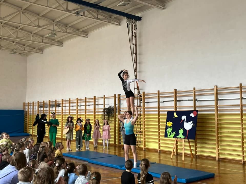 Pokaz gimnastyczny w wykonaniu uczennic z SP7.