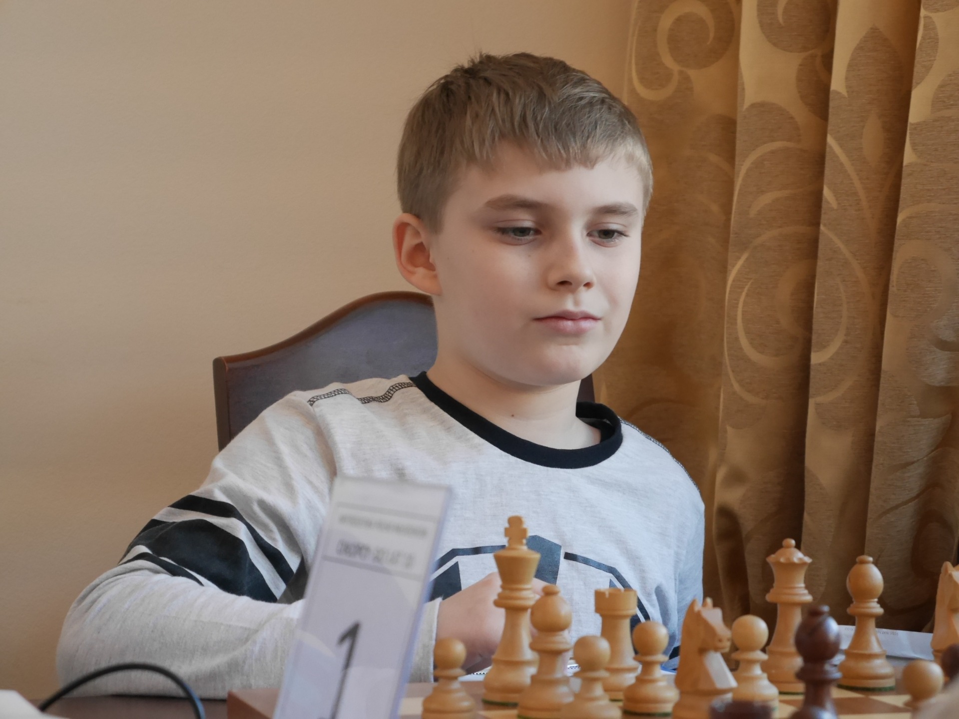 Chłopiec grający w szachy. 