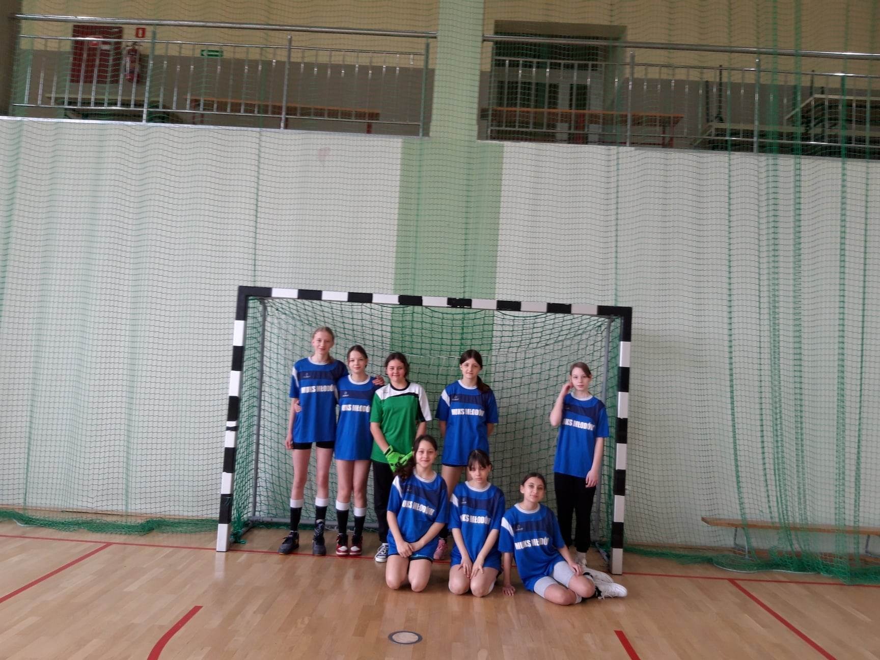 Uczennice ZSP Młodów podczas turnieju w piłce nożnej