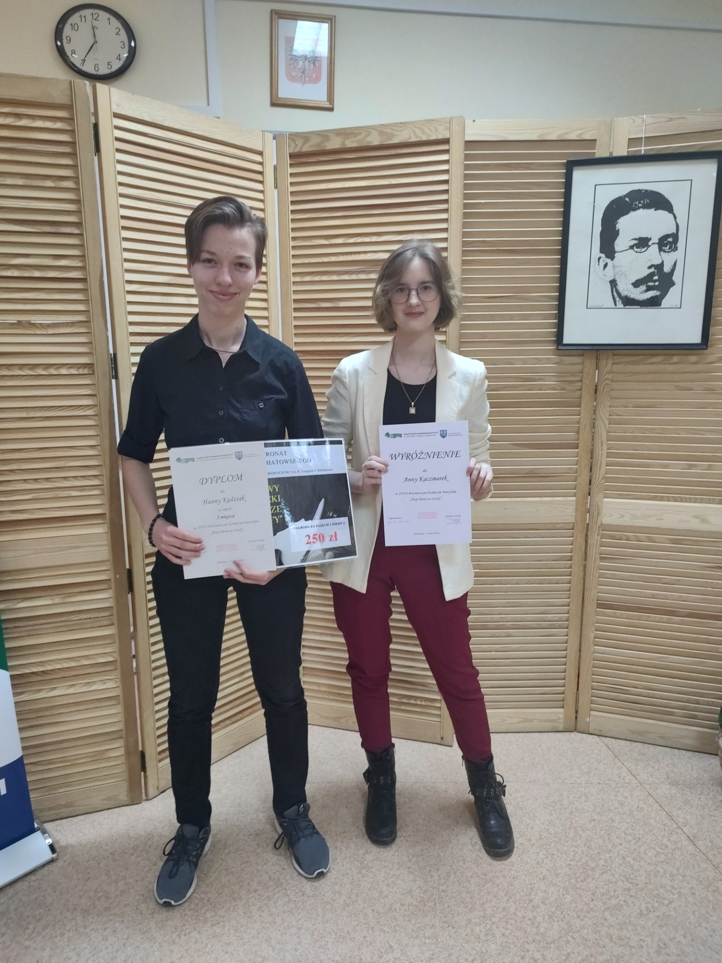 Laureatki konkursu poetyckiego Hanna Kędziak i Anna Kaczmarek z dyplomami
