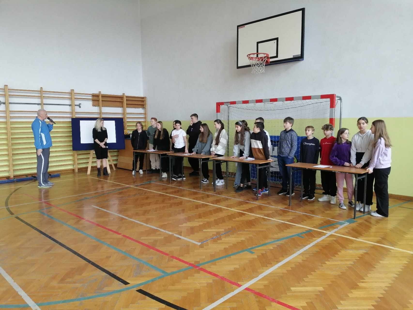 Uczniowie kas 5-8 podczas konkurencji sprawdzającej wiedzę z języka polskiego.