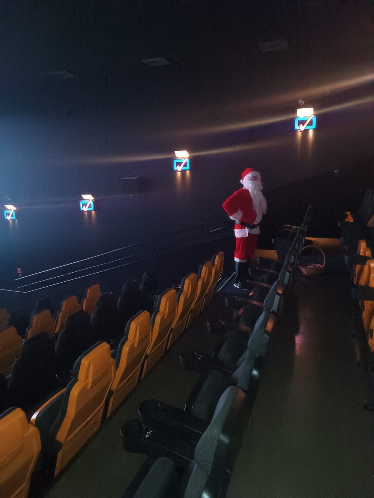 20 grudnia klasa 0b udała się do kina Helios w Bydgoszczy.🤩Dzieci obejrzały film pt. „Życzenie”.  W kinie spotkała je miła niespodzianka.🤩 - Obrazek 5