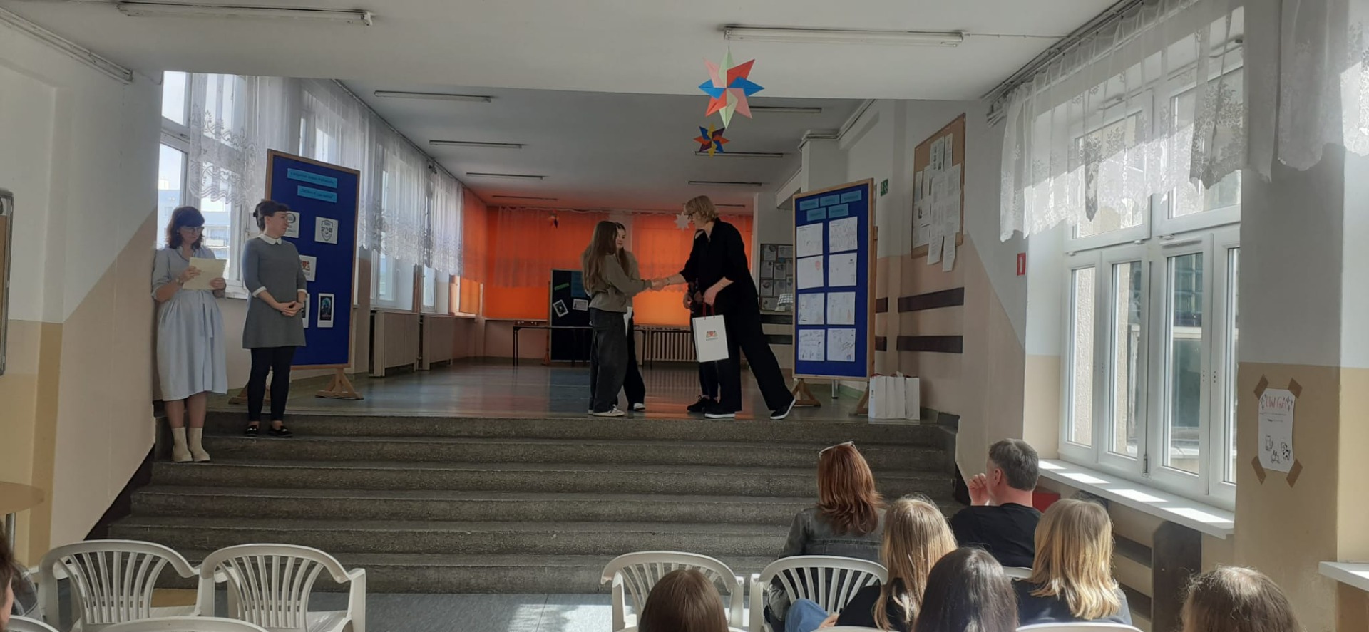 Wyniki finał II Wojewódzkiego Konkursu Profilaktycznego „ Zagubieni w …sieci mediów”. Grupa uczniów na korytarzu szkolnym. 