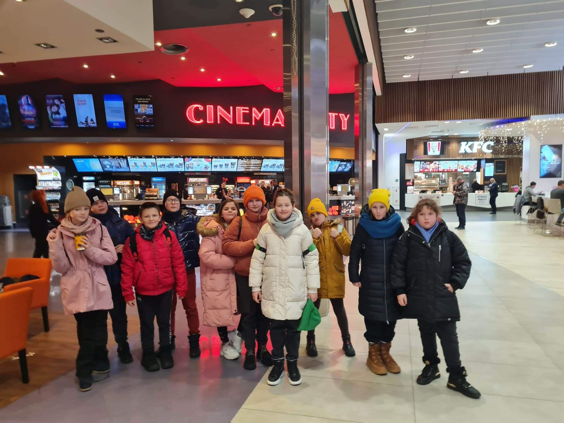 Uczniowie klasy 4 z okazji  Mikołajek w Kinie Cinema City Galeria Kazimierz 😍🎅❄️😍 - Obrazek 4