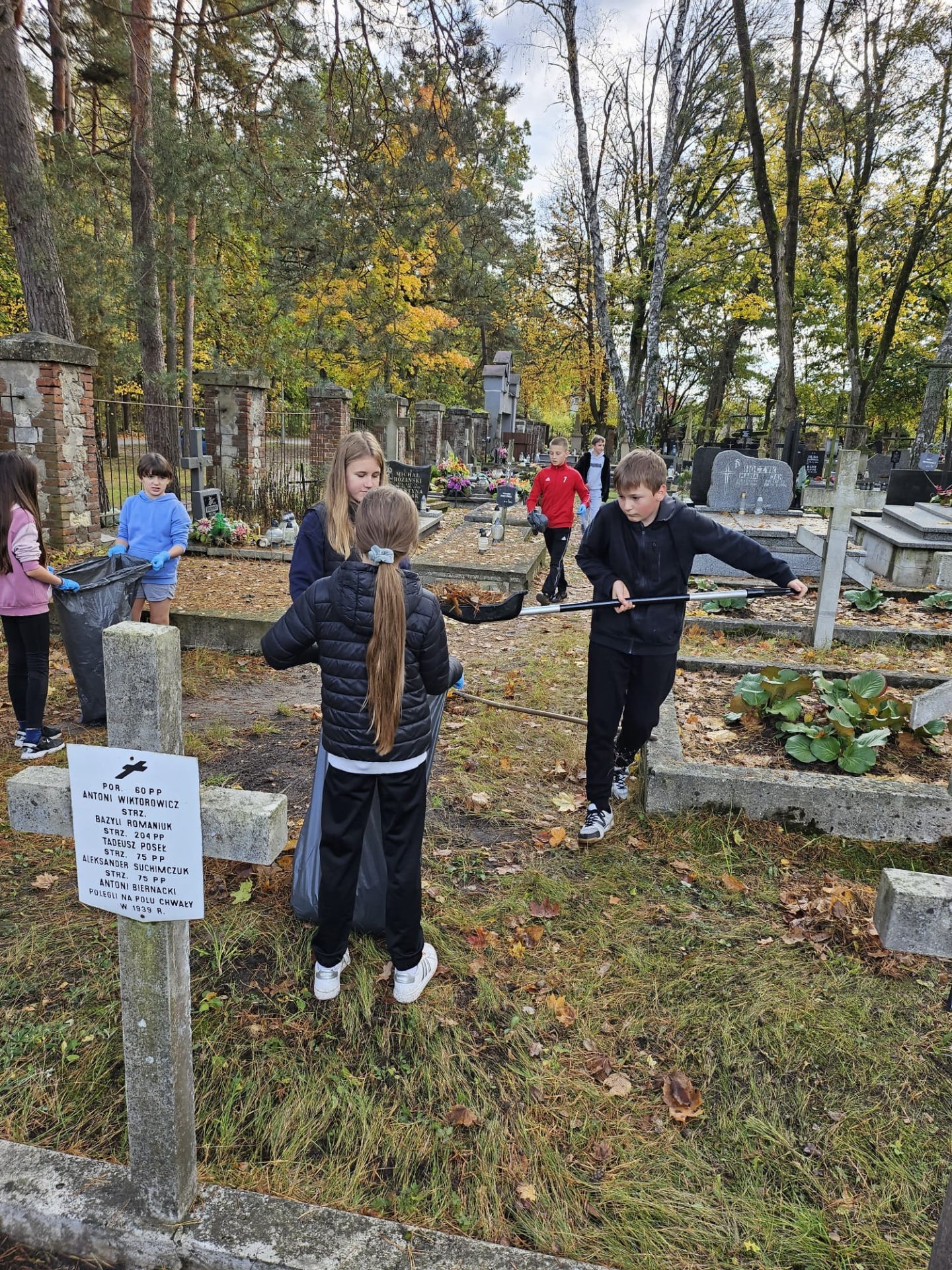 Sprzątanie grobów żołnierskich na cmentarzu parafialnym w Zwierzyńcu - Obrazek 3