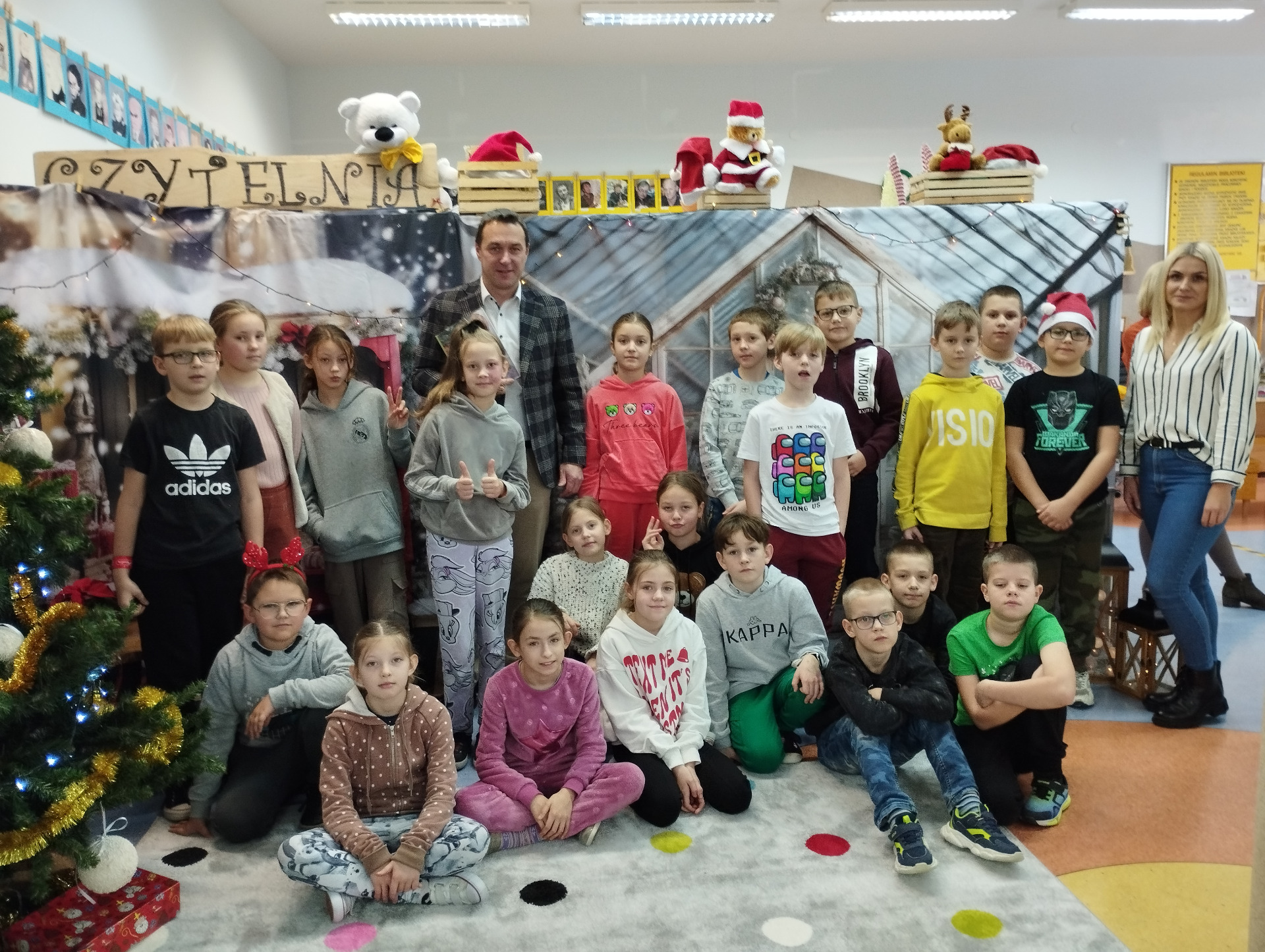 Zdjęcie grupowe uczniów klasy 3 b z Burmistrzem Tychowa oraz wychowawcą