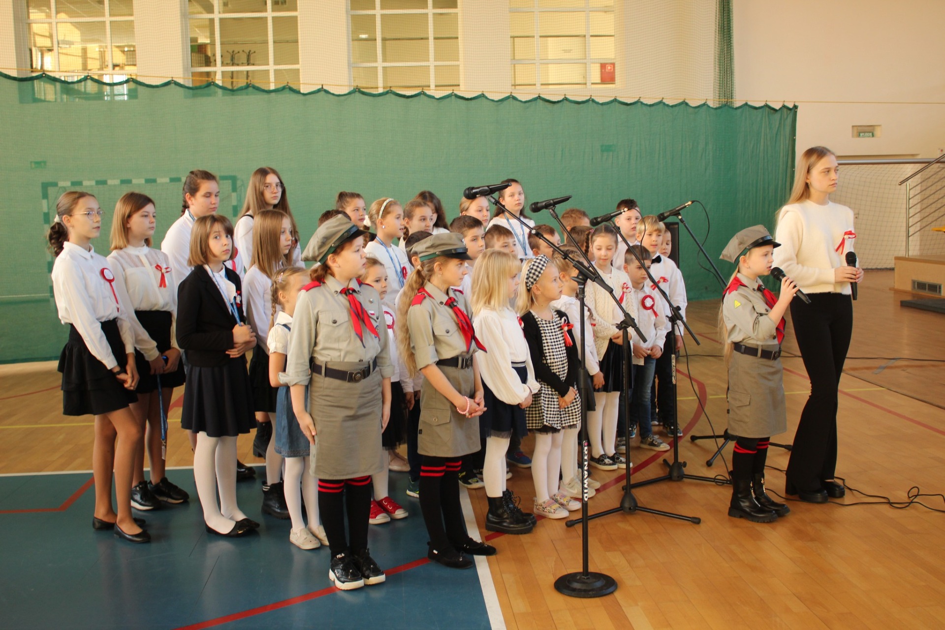 Występ chóru szkolnego podczas apelu z okazji Święta Niepodległości