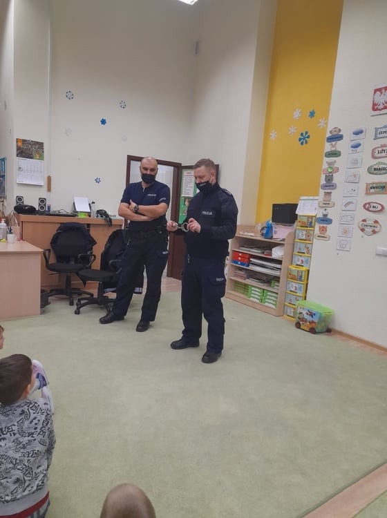 Policjanci z wizytą w przedszkolu w Nasutowie - Obrazek 1