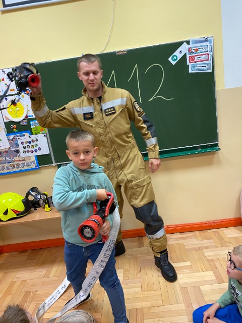 Spotkanie z panem Damianem - strażakiem z Państwowej Straży Pożarnej w Krakowie - Obrazek 1