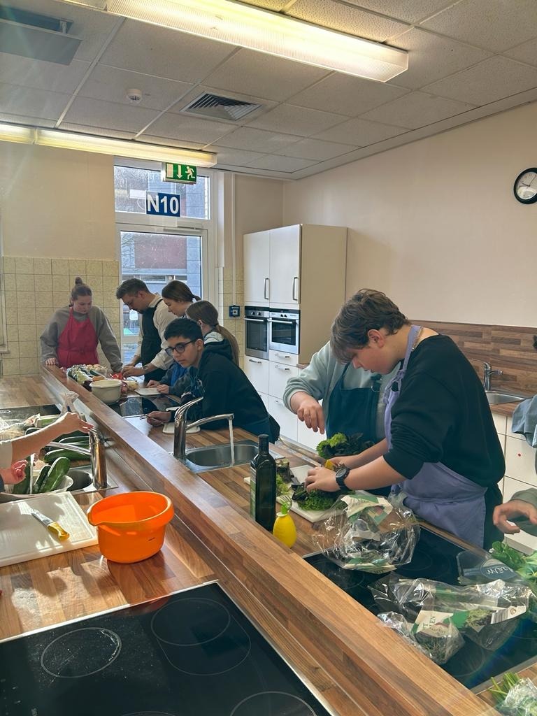 „Kochen macht Schule“ – Harener Schüler und Schülerinnen erobern die Schulküche - Bild 2