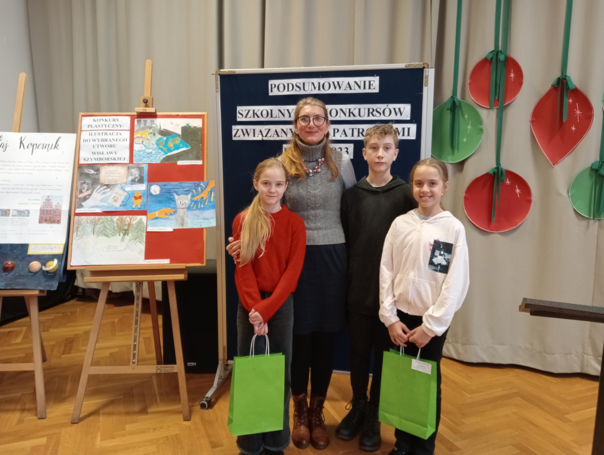 Laureaci Dzielnicowego Konkursu Literackiego w towarzystwie nauczyciela bibliotekarza