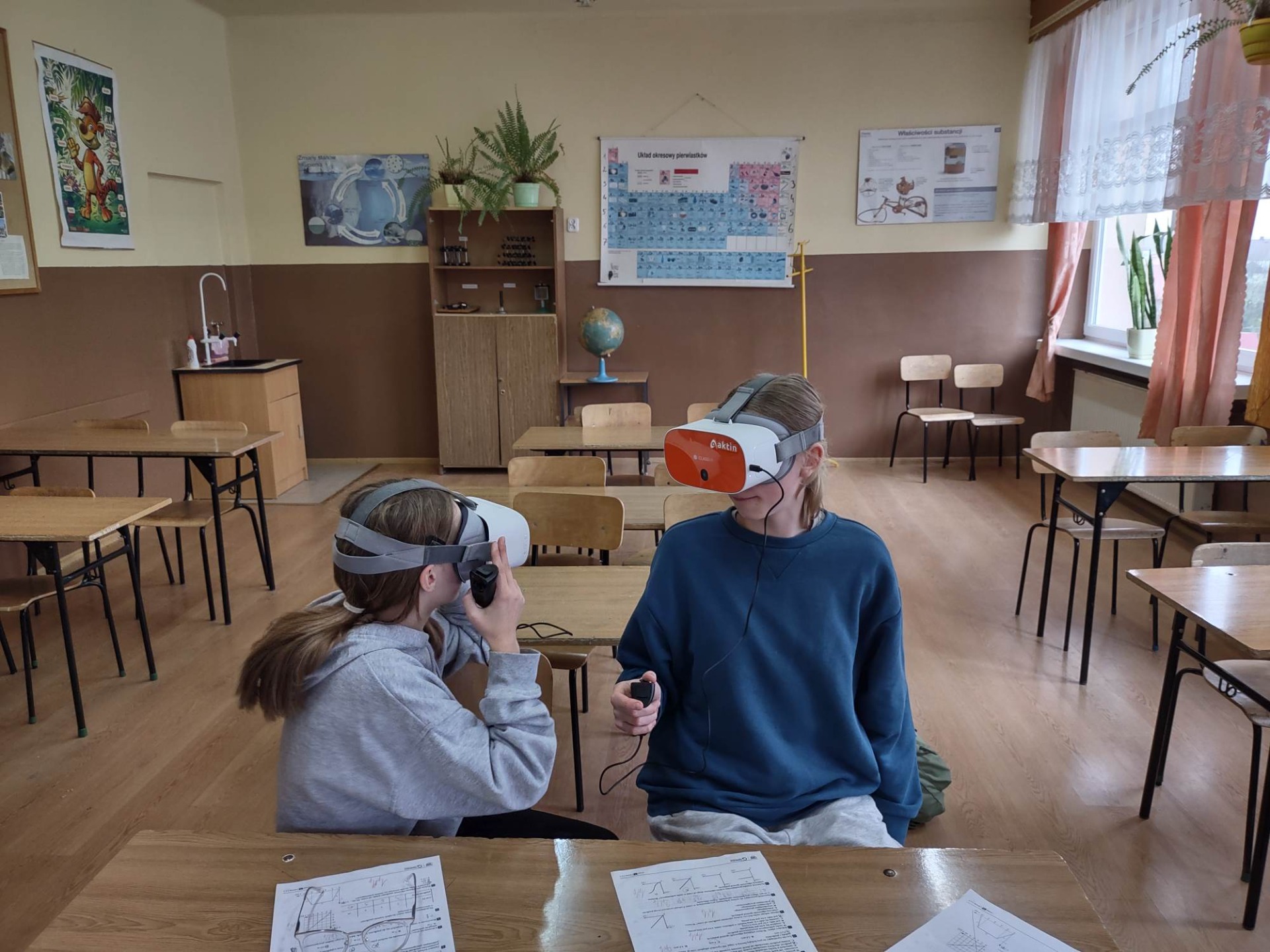 Uczniowie w sali lekcyjnej biorą udział w zajęciach z wirtualnej rzeczywistości w ramach projektu "Laboratoria przyszłości" 