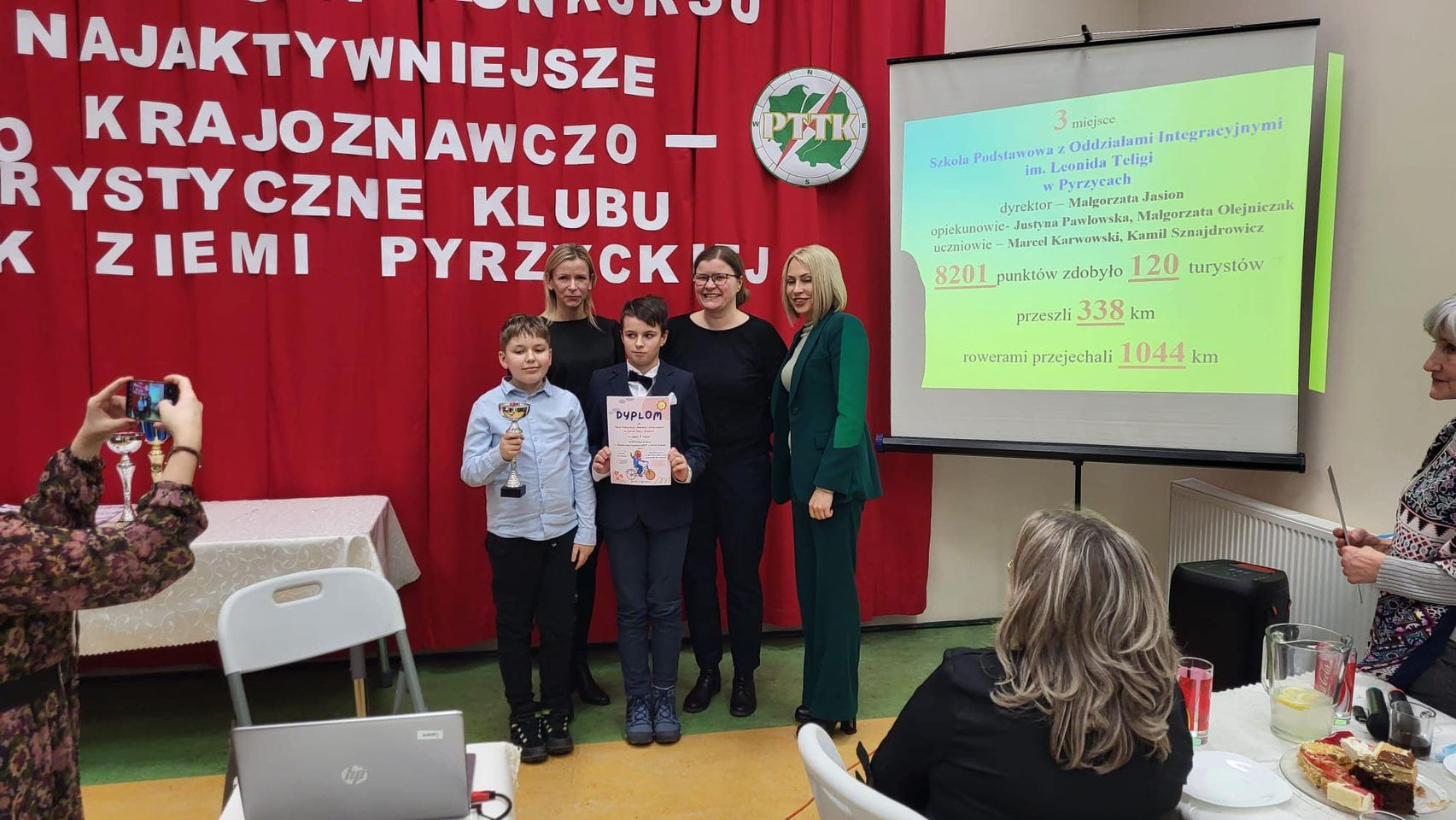 Pani Justyna Pawłowska oraz Pani Małgorzata Olejniczak z dwójką uczniów odbierają z rąk Pani Burmistrz nagrodę za zajęcie III miejsca w Konkursie na Najaktywniejsze Koło Turystyczne.