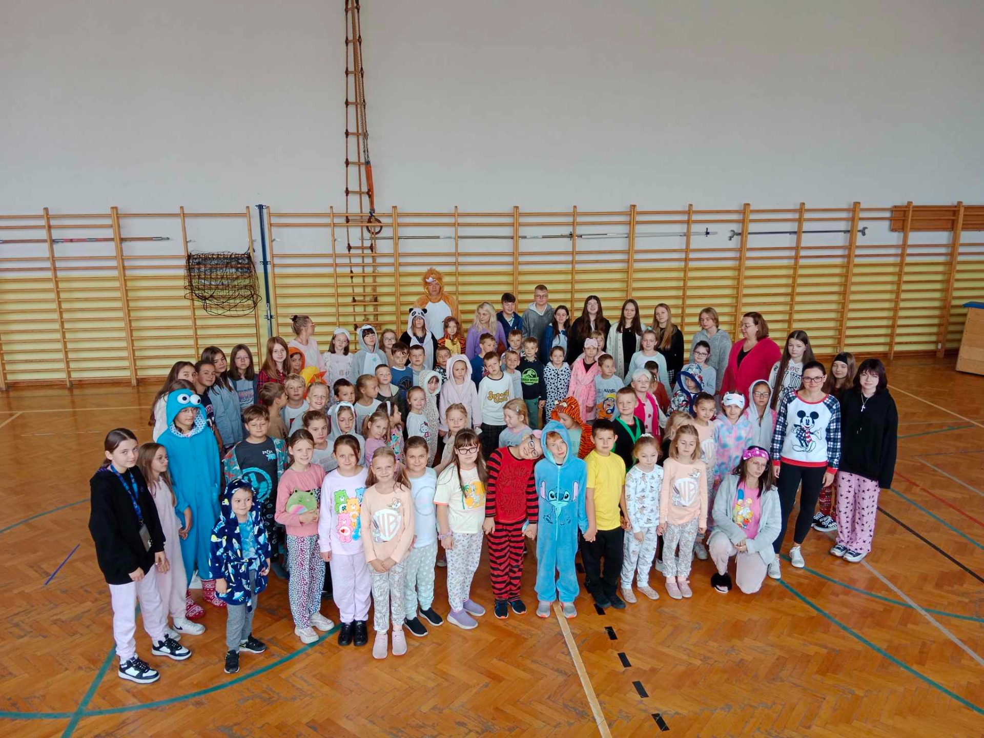 Zdjęcie grupowe wszystkich osób, które w piątek 6 października 2023r. przyszły do szkoły w piżamie.