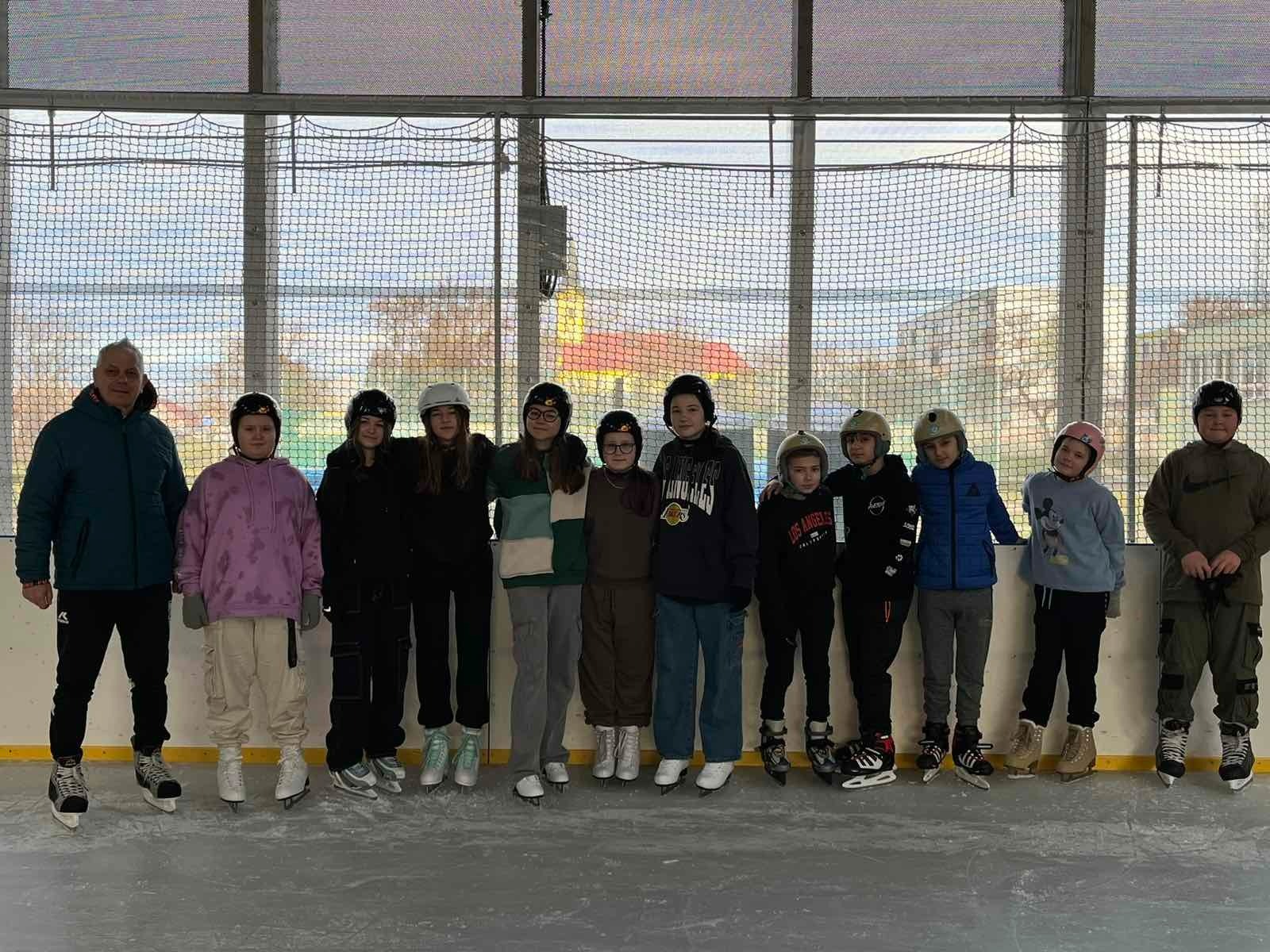 Korčuľovanie žiakov II. stupňa ZŠ s MŠ Šoporňa v Športovej hale v Šoporni - Obrázok 1