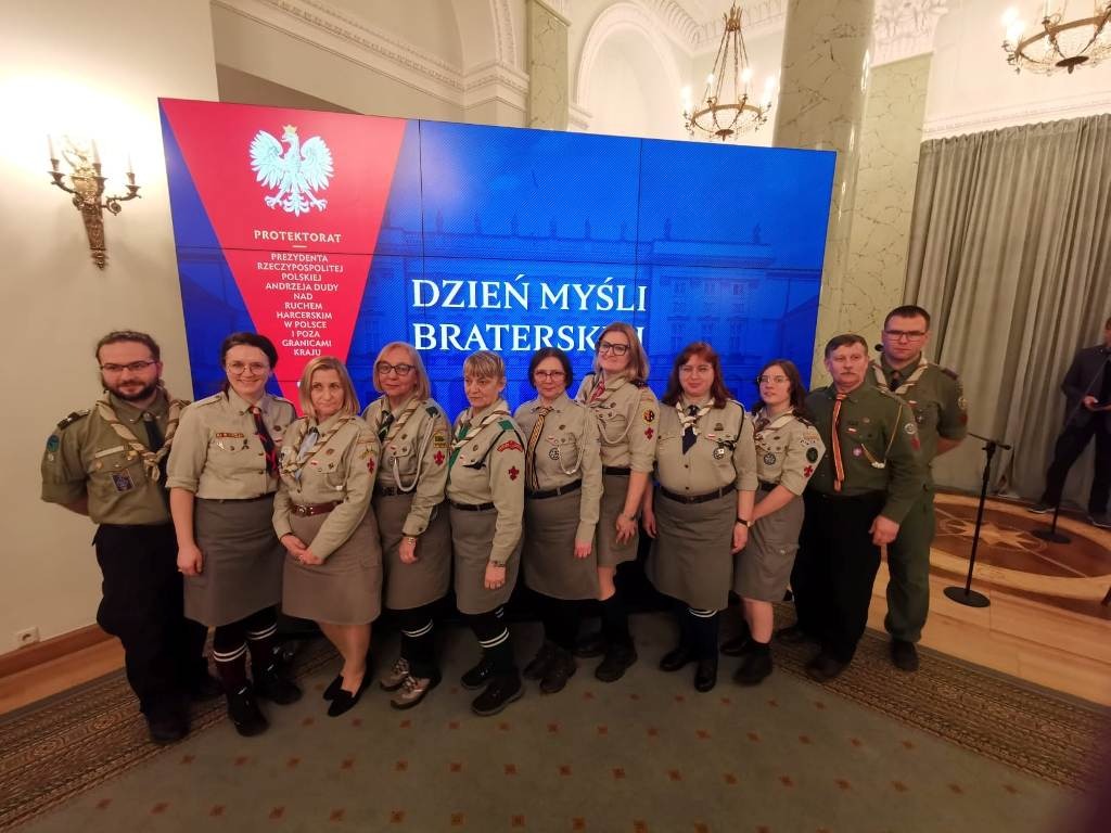 Zdjęcie przedstawia instruktorów Związku Harcerstwa Polskiego, którzy zdobyli stopnie harcmistrza w  Pałacu Prezydenckim.