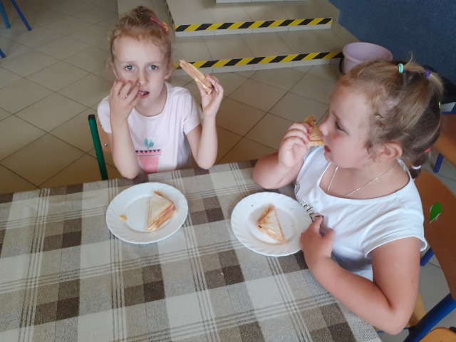 Fot. Elżbieta Krząstek-Janeczko
Dziewczynki jedzące tosty