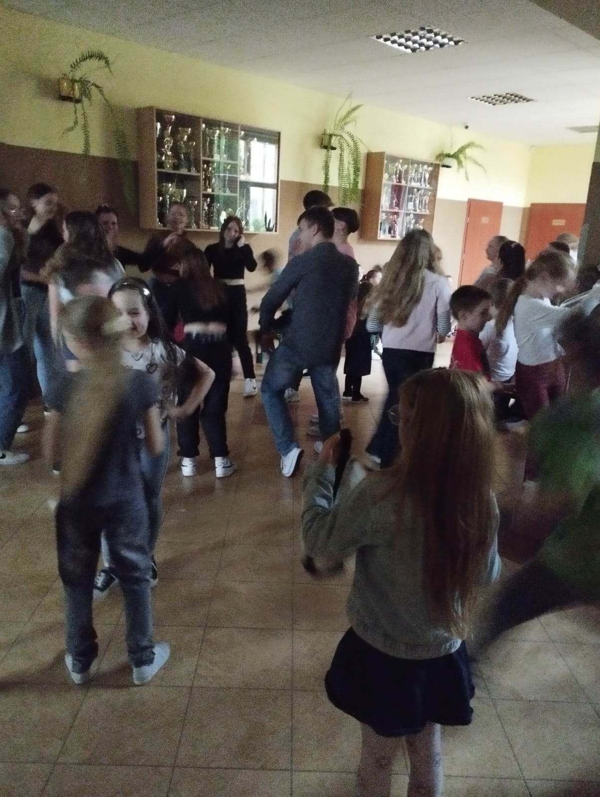 Uczniowie tańczą na szkolnej dyskotece