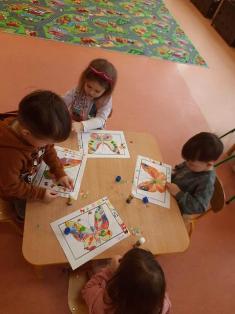 dzieci kolorują motyle