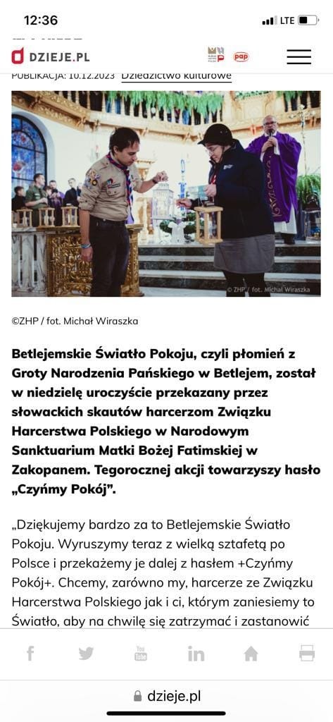 Fragment artykułu dotyczący przekazania Betlejemskiego Światła Pokoju ze strony dzieje.pl
