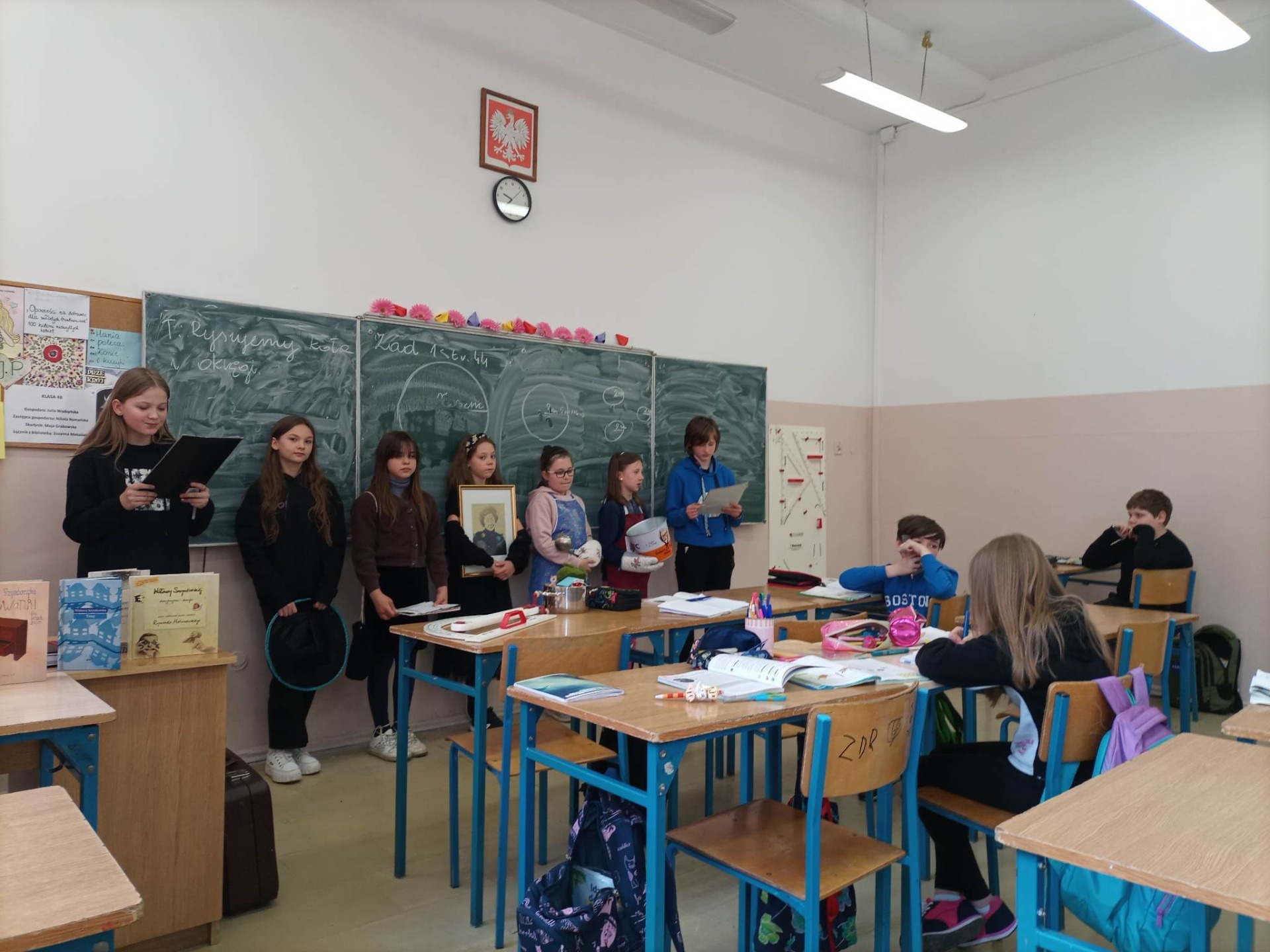 Uczennice klas 4b i 7a zaprezentowały happening na temat Wisławy Szymborskiej.