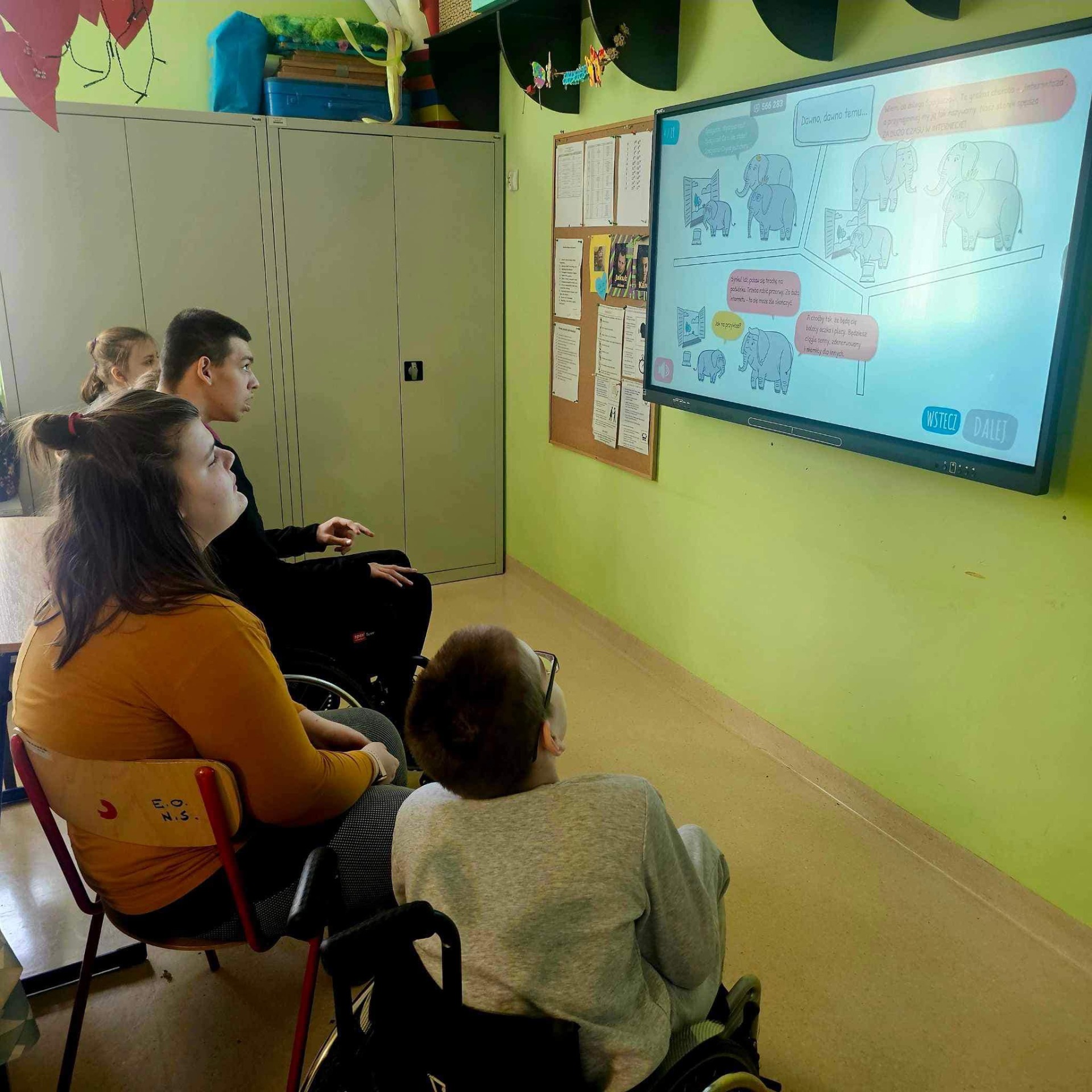Uczniowie podczas oglądania filmu edukacyjnego.