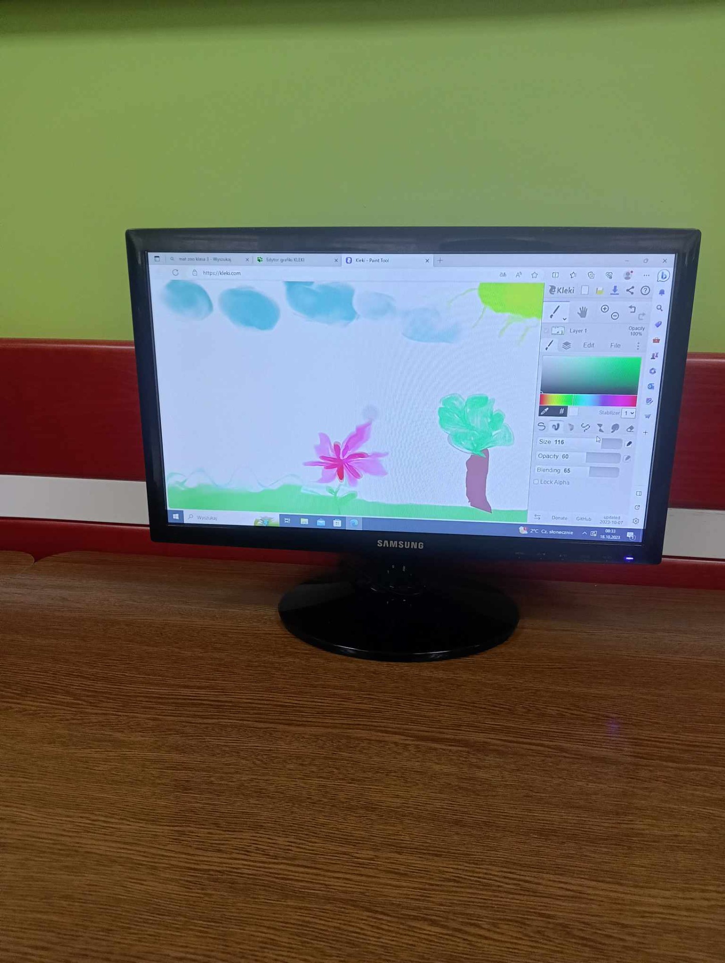 Prace graficzne wykonane w edytorze Kleki wyświetlane na ekranie monitora