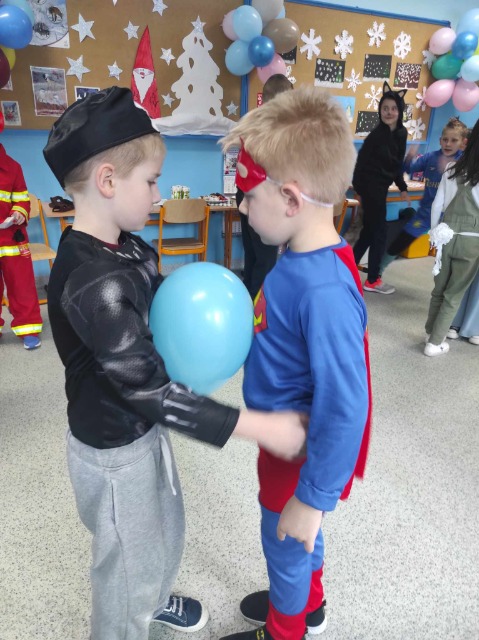 Dwójka uczniów bawi się balonem.