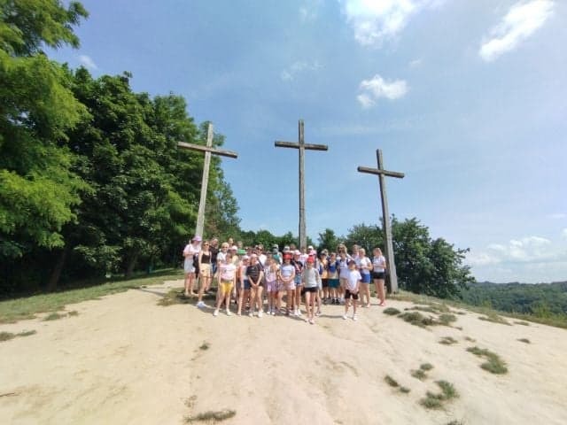 Grupa uczniów na Górze Trzech Krzyży