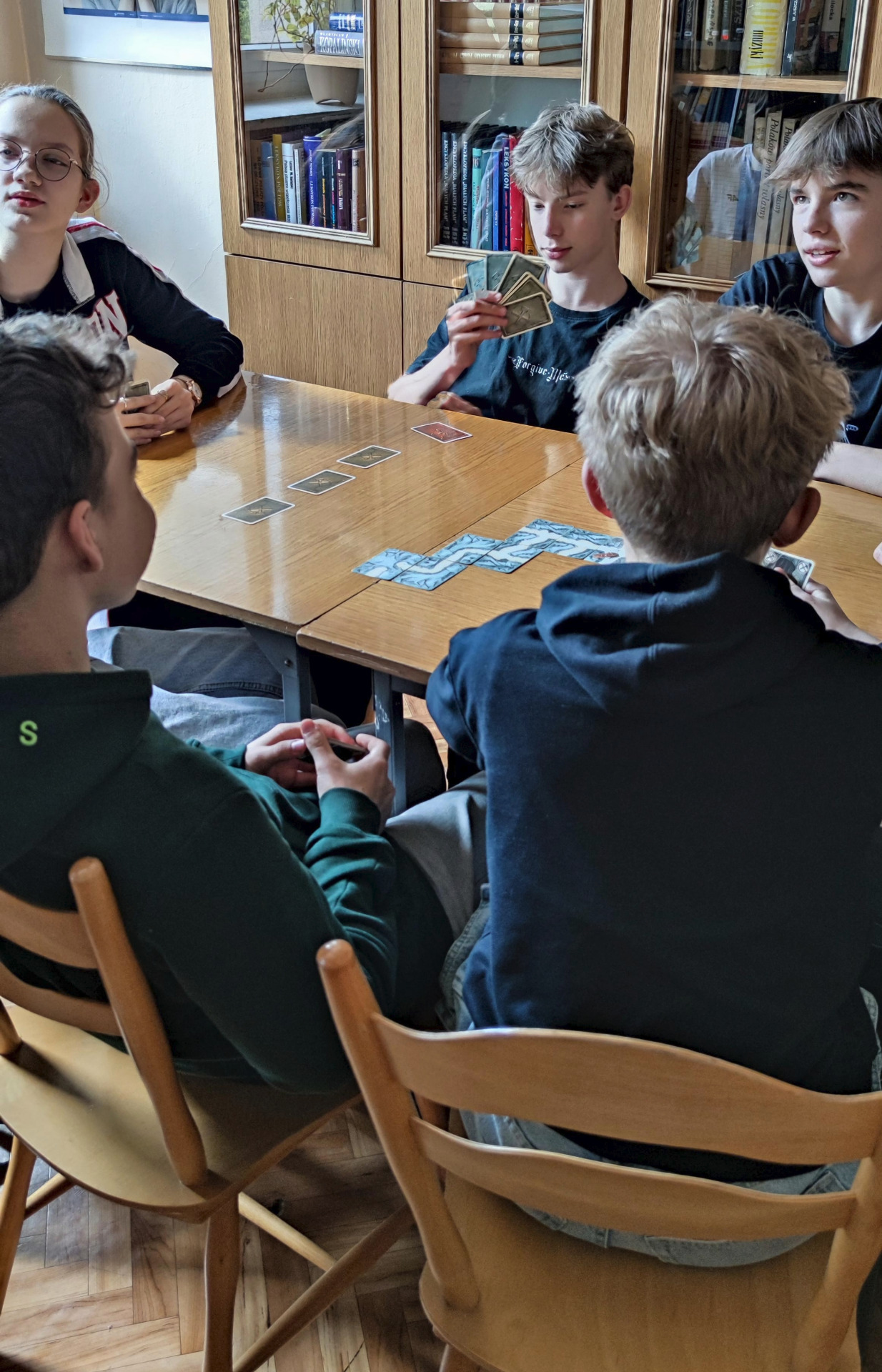 Uczniowie grają w grę "Sabotażysta"