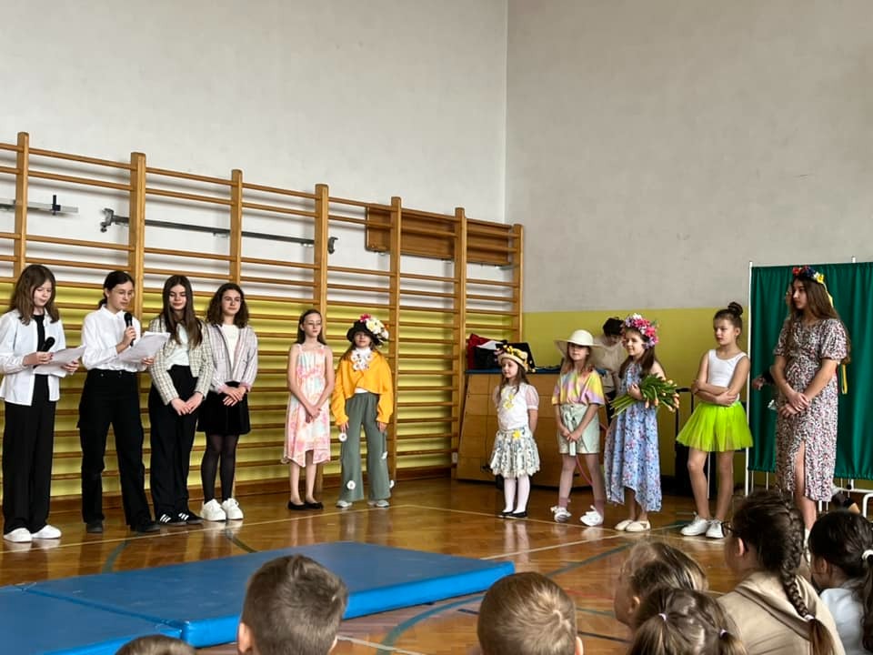 Uczniowie SP7 podczas apelu z okazji I Dnia Wiosny i Wiosenny Pokaz Mody.