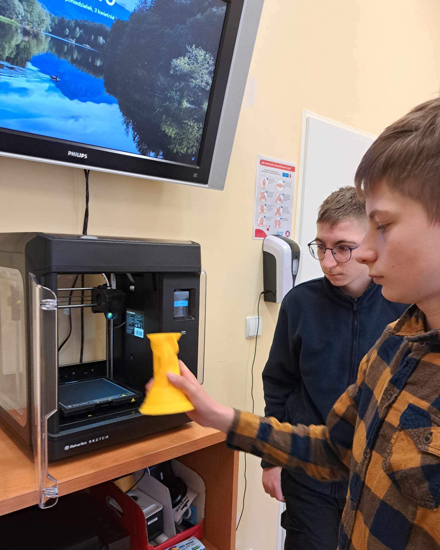 Uczniowie klas 7-8L sprawdzają wykonany wydruk 3D