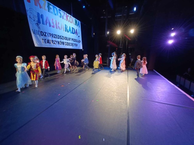 Grupa teatralna "Uśmiech" wzięła udział w VII Międzyprzedszkolnym Przeglądzie Teatrzyków Dziecięcych Przedszkolna Maskarada. - Obrazek 5