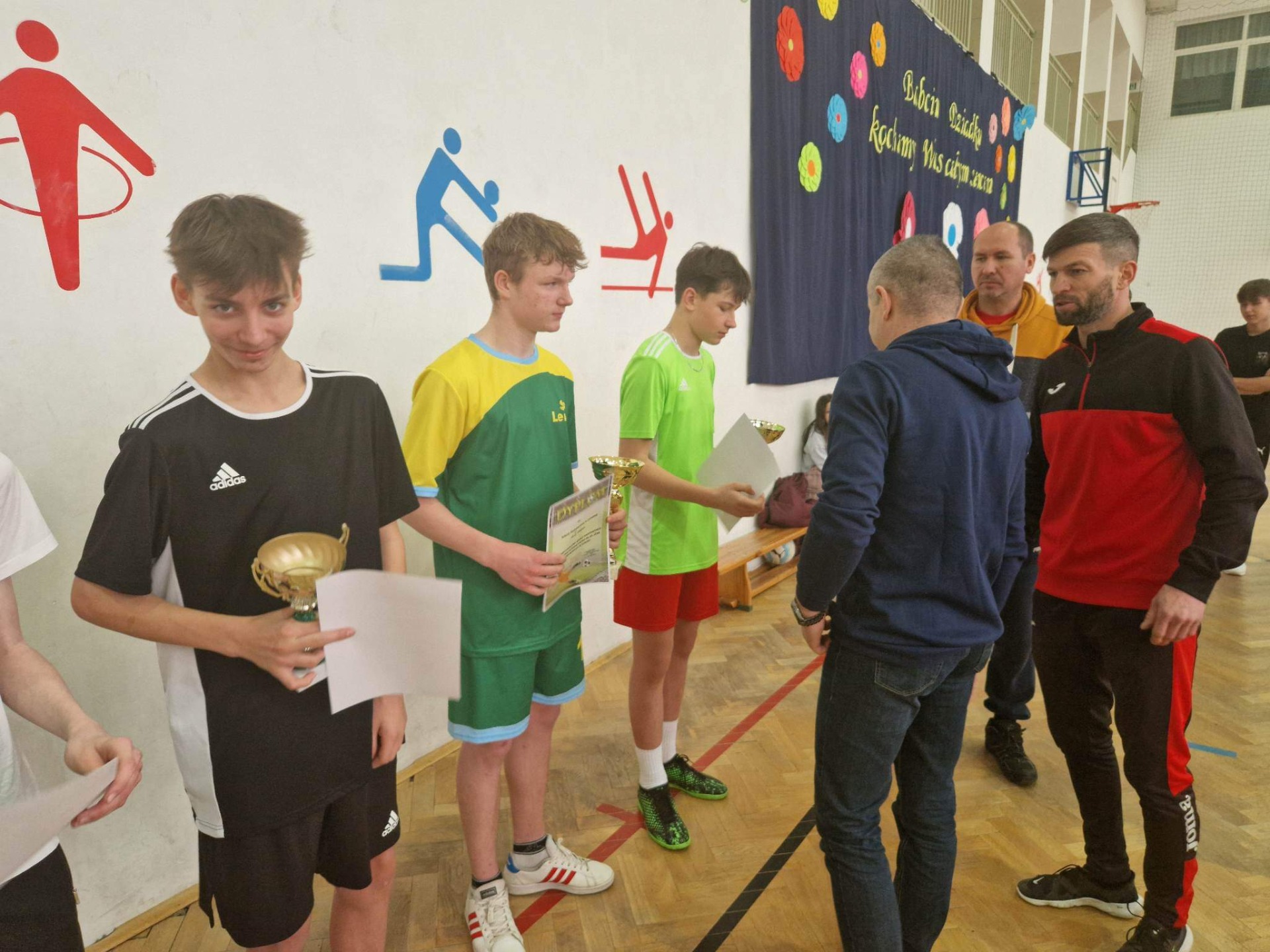 Chłopcy zwycięzcami Turnieju w piłkę nożną halową o Puchar Dyrektora Szkoły Podstawowej w Turośli - Obrazek 5